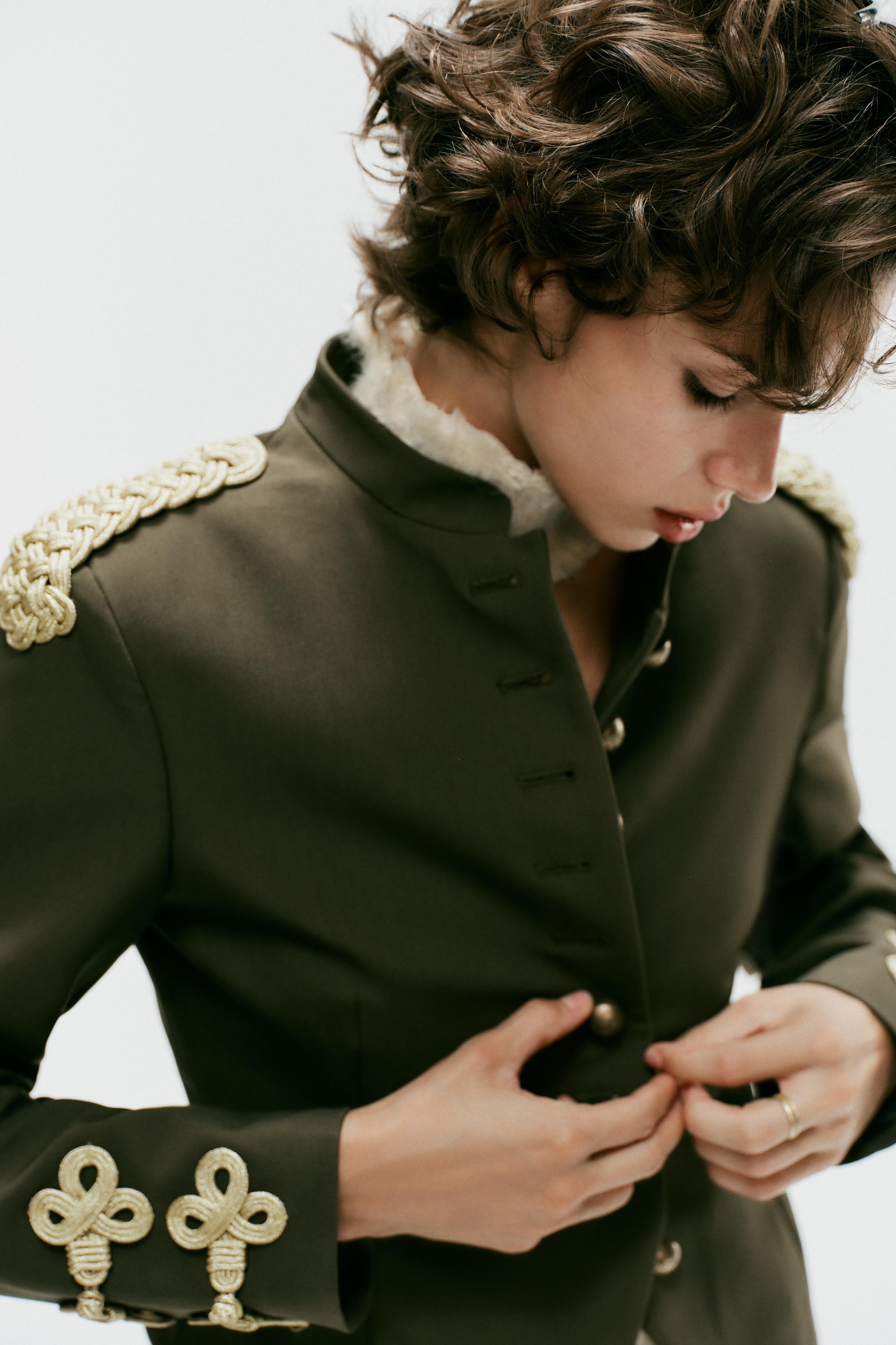VESTE À BRANDEBOURGS ET BOUTONS